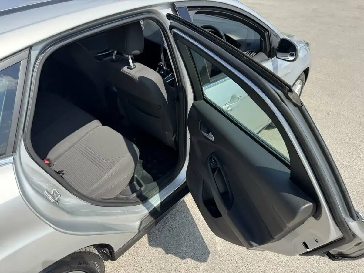 2015-ford-focus-10-titanium-t-125ps-hatchback-big-14