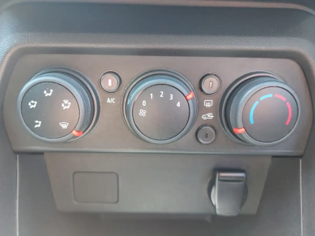 2021-dacia-sandero-10-sce-essential-big-15