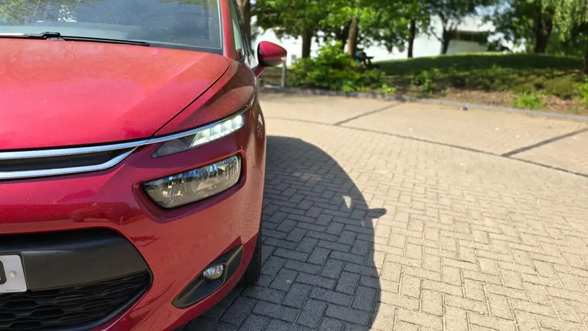 2015-citroen-c4-picasso-16bluehdi-selection-big-11