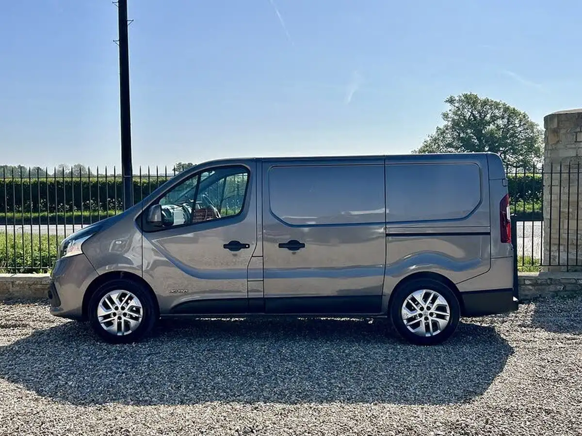 2017-renault-trafic-16dci-sl27-120-sport-nav-panel-big-10