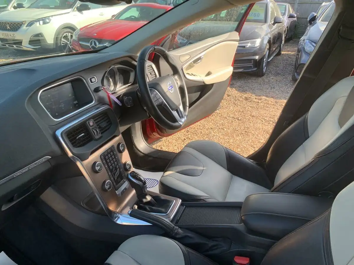 2015-volvo-v40-20td-d2-cross-country-lux-nav-geartronic-big-28
