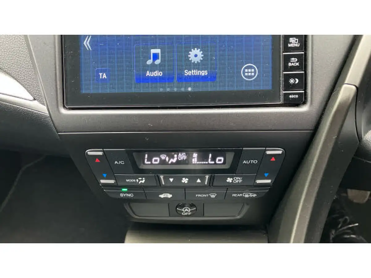 2015-honda-civic-16-i-dtec-se-plus-honda-connect-hatchback-big-13