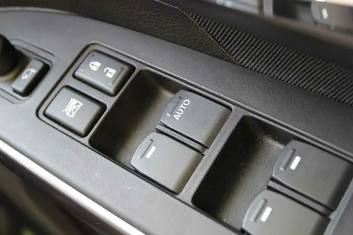 2023-suzuki-s-cross-14-boosterjet-motion-big-30