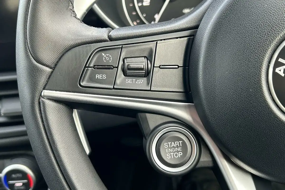 2019-alfa-romeo-giulia-20-veloce-ti-big-15