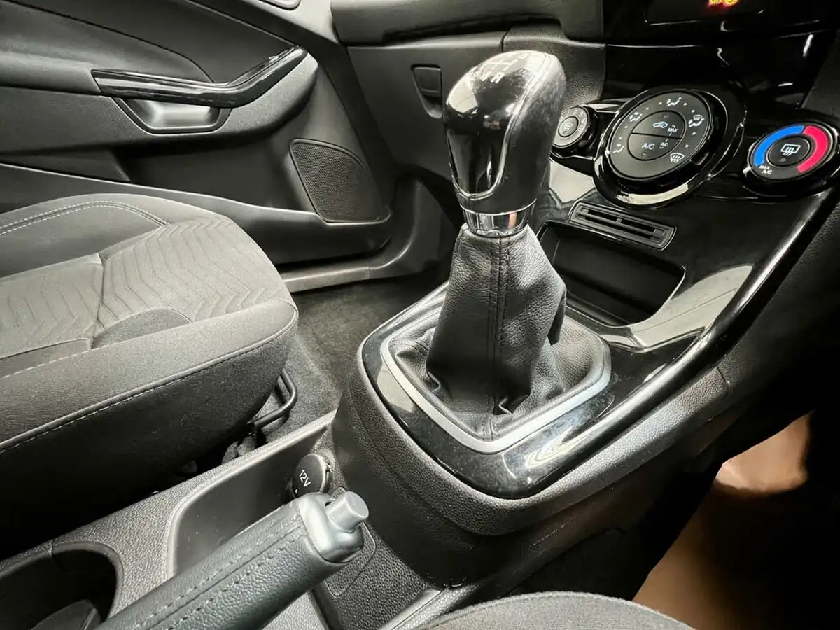 2015-ford-fiesta-125-zetec-3d-big-21