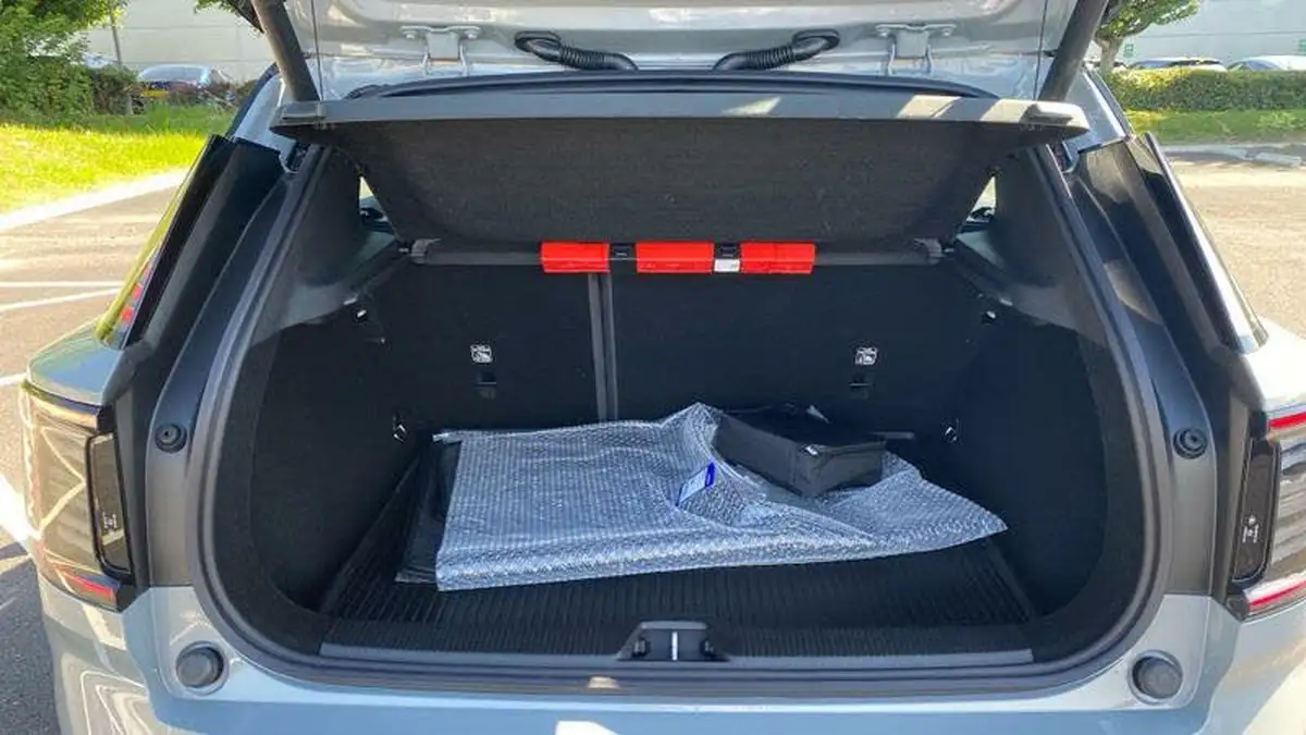 2025-volvo-ex30-e-single-motor-plus-big-18