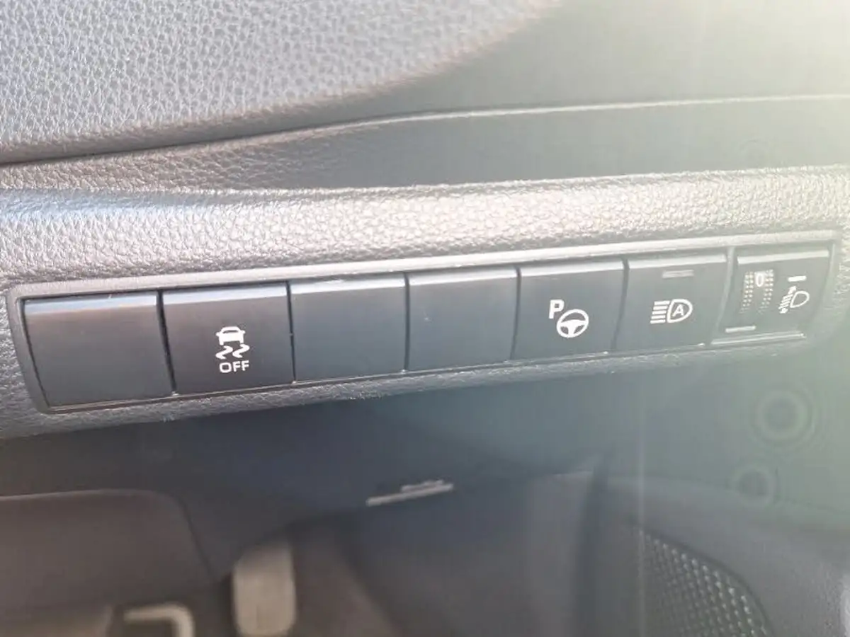 2022-toyota-corolla-20-vvt-i-icon-tech-hatchback-big-12