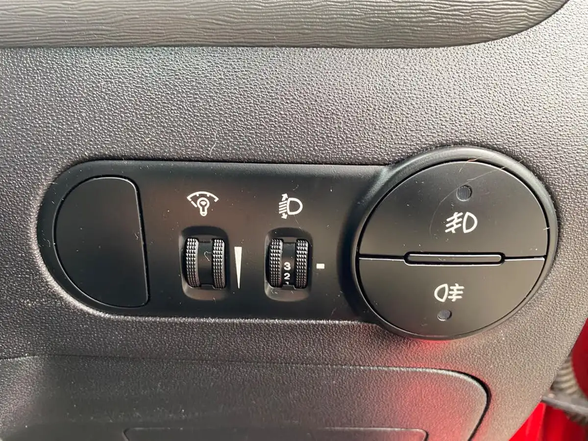 2010-hyundai-i10-12-style-big-39