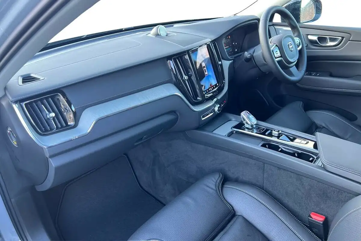 2024-volvo-xc60-20-b5-ultra-dark-big-1