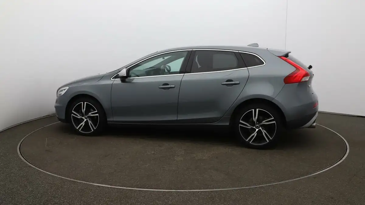 2019-volvo-v40-20-t2-r-design-edition-big-56