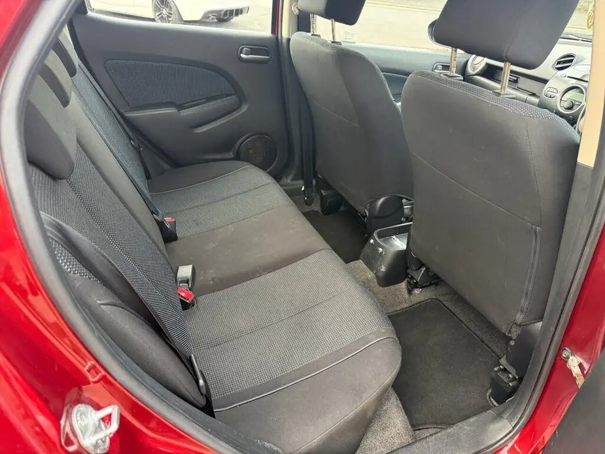 2010-mazda-mazda2-13-takuya-big-8