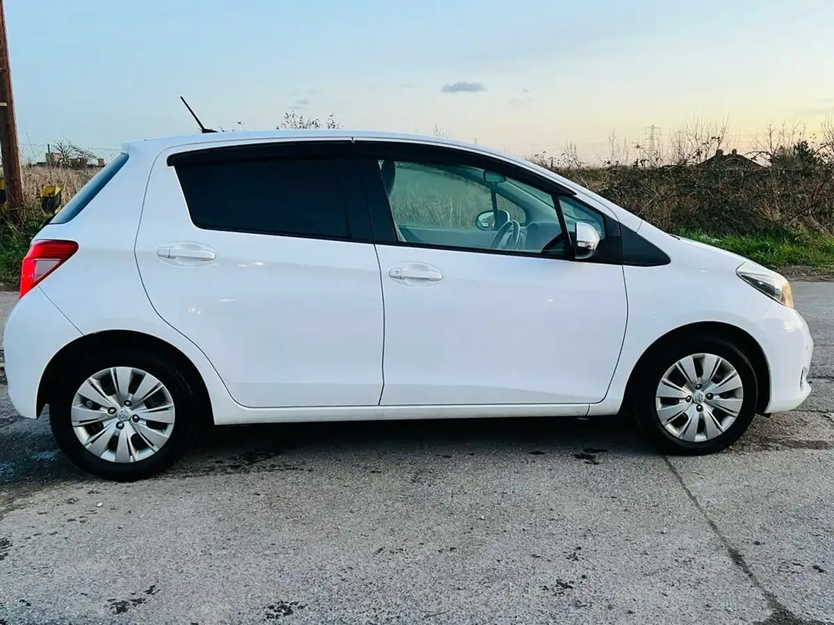 2011-toyota-yaris-big-10