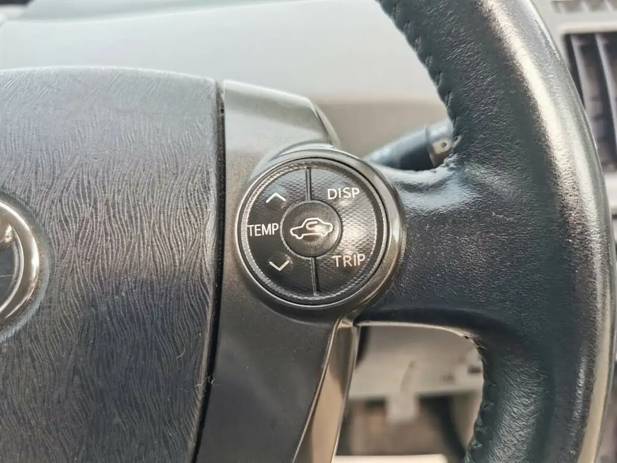 2013-toyota-prius-big-29