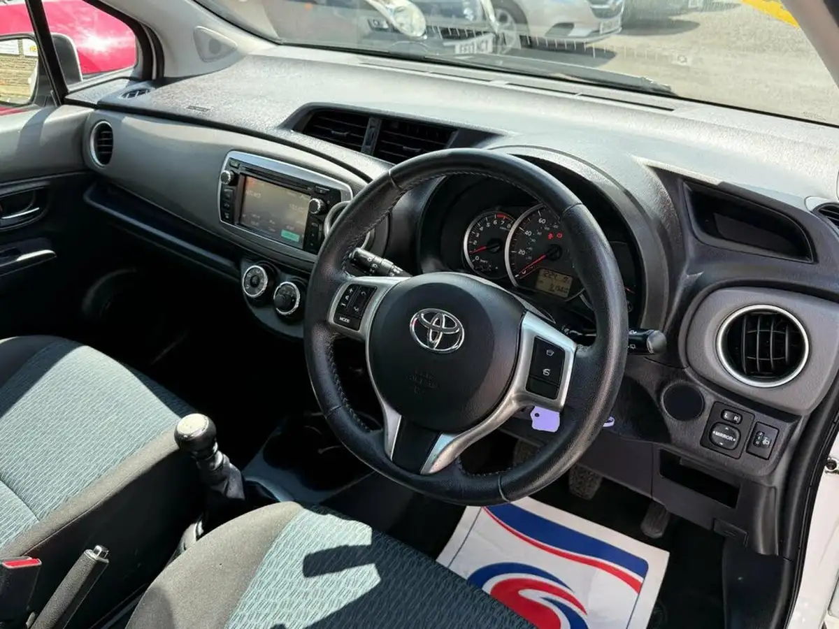2012-toyota-yaris-133-tr-vvt-i-5d-big-17