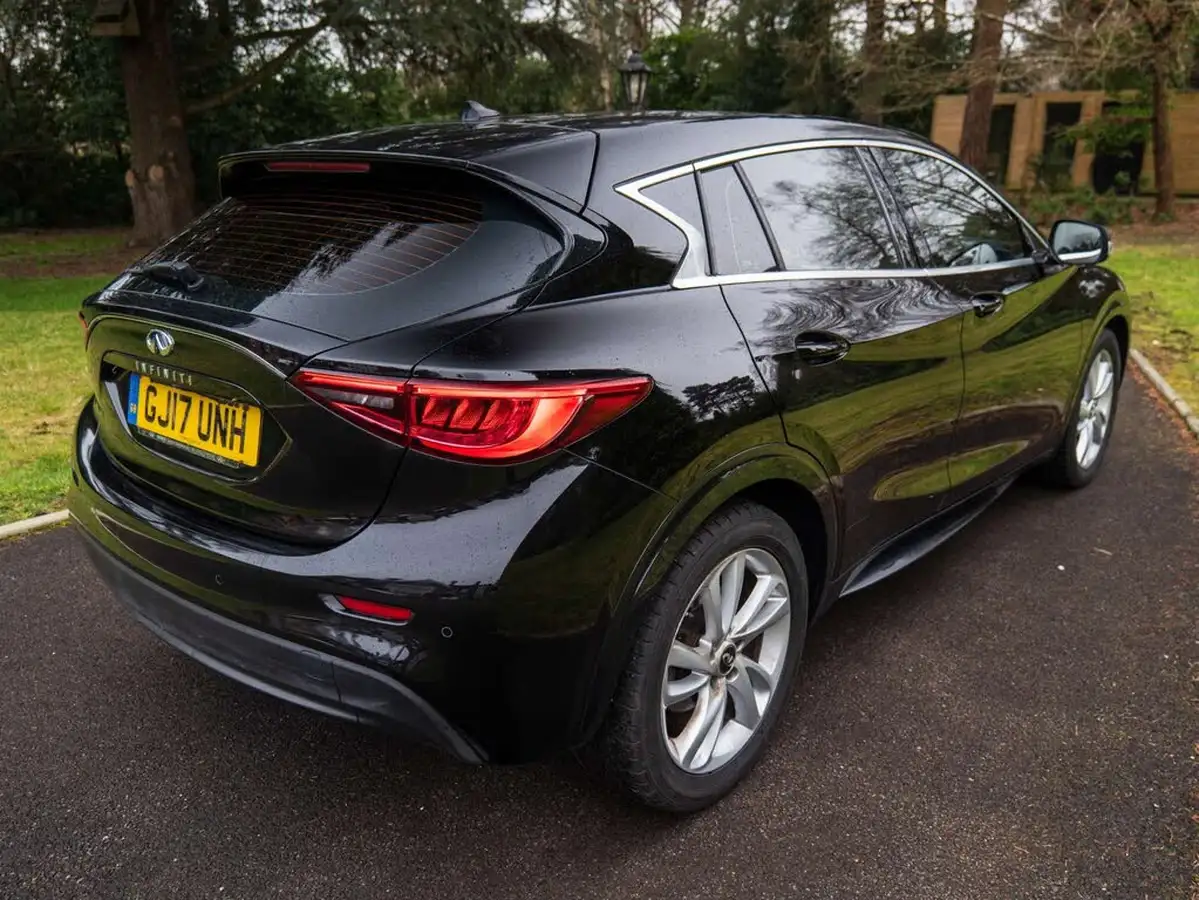 2017-infiniti-q30-15d-se-big-6