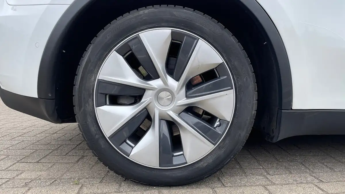 2022-tesla-model-y-e-long-range-big-18