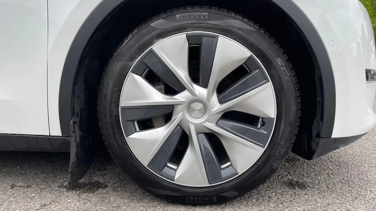 2022-tesla-model-y-e-long-range-big-19