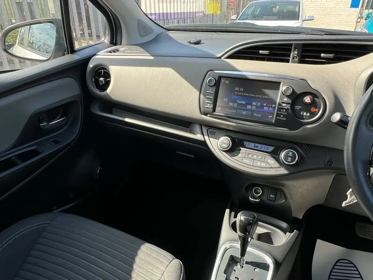 2018-toyota-yaris-15-vvt-i-icon-hybrid-big-27