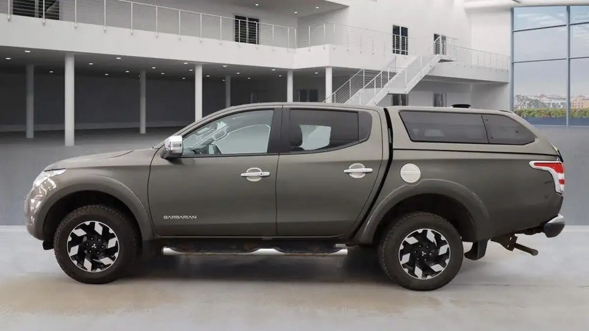 2015-mitsubishi-l200-24di-d-barbarian-auto-big-5