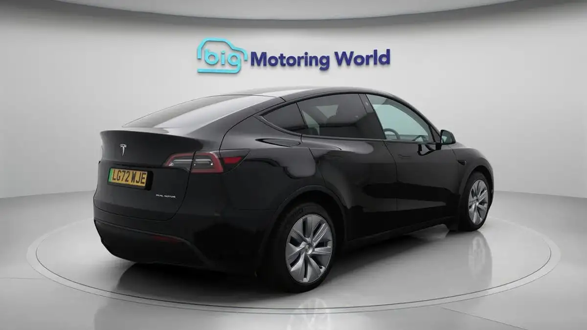 2022-tesla-model-y-e-long-range-big-7