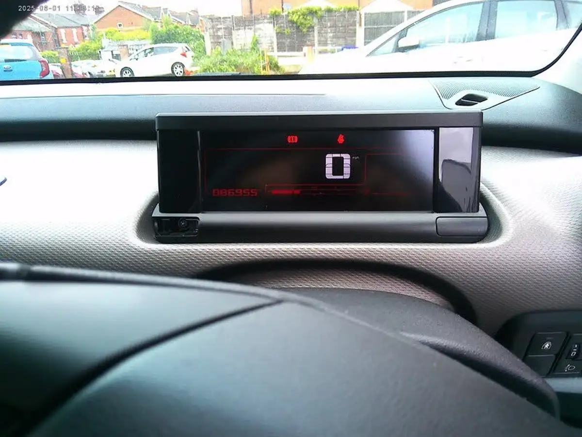 2015-citroen-c4-cactus-16bluehdi-flair-big-8