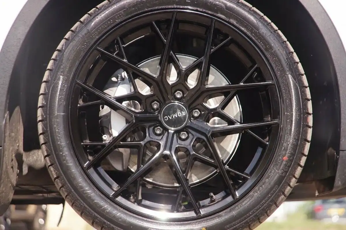 2022-tesla-model-y-e-long-range-big-32