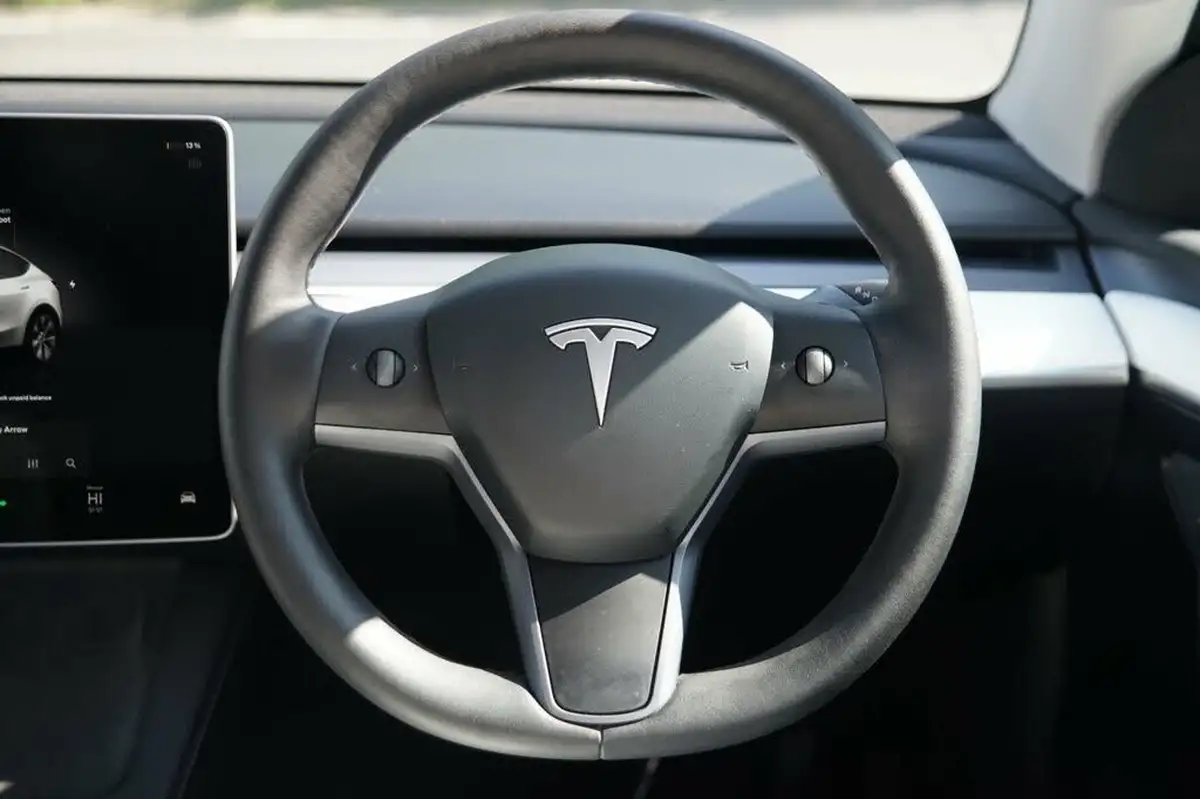 2022-tesla-model-y-e-long-range-big-8