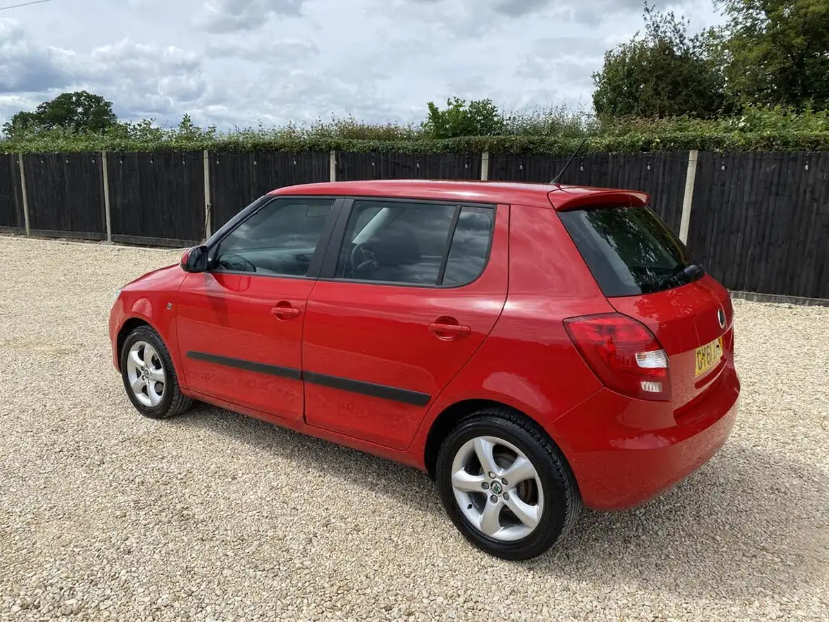 2012-skoda-fabia-14-se-mpi-85bhp-hatchback-big-7