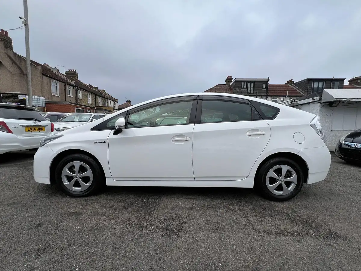 2014-toyota-prius-big-6