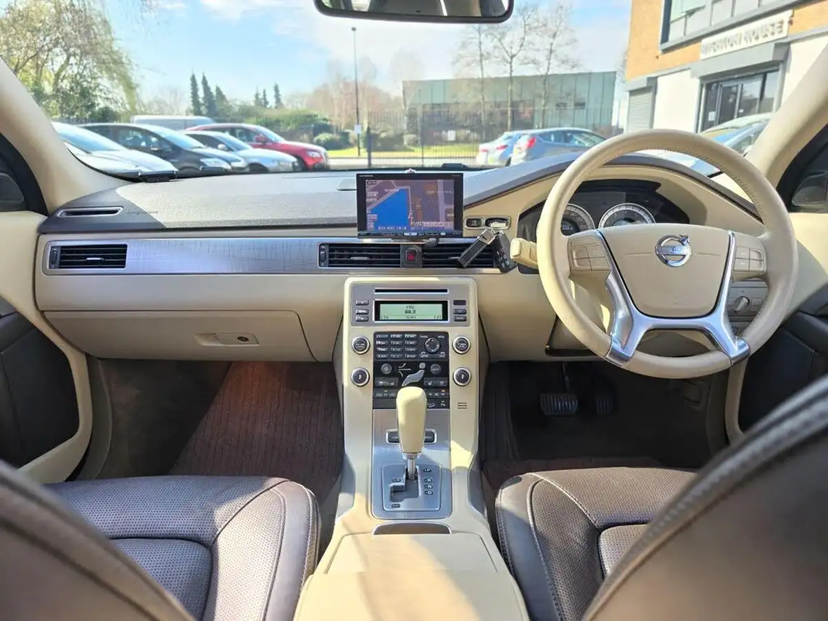 2011-volvo-xc70-30-t6-se-big-73