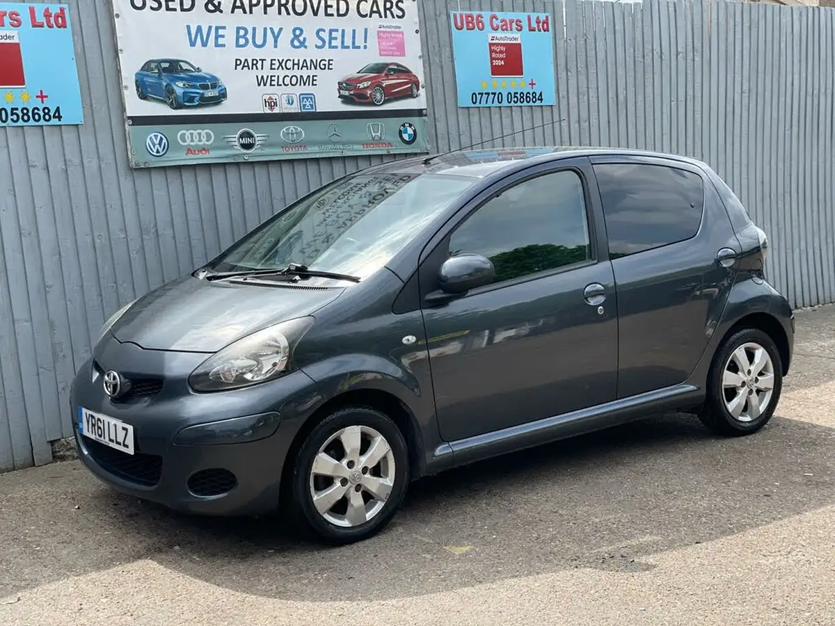 2011-toyota-aygo-10-aygo-go-vvt-i-5d-big-23
