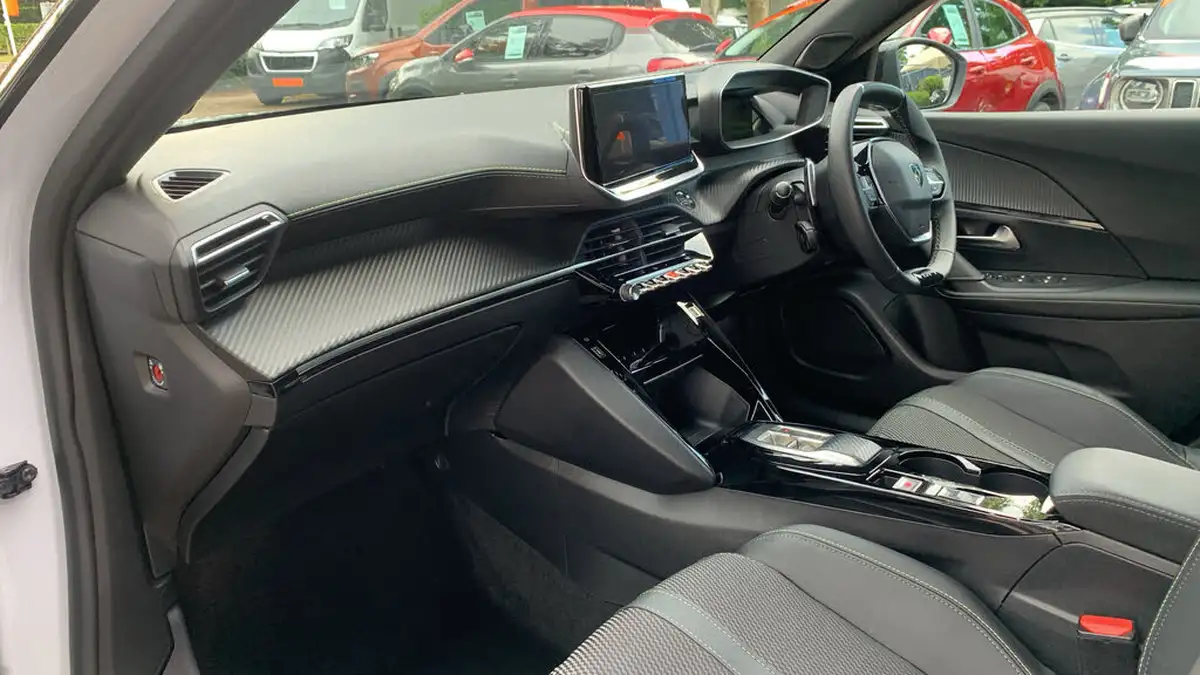 2024-peugeot-2008-suv-12-puretech-gt-130ps-eat8-big-11