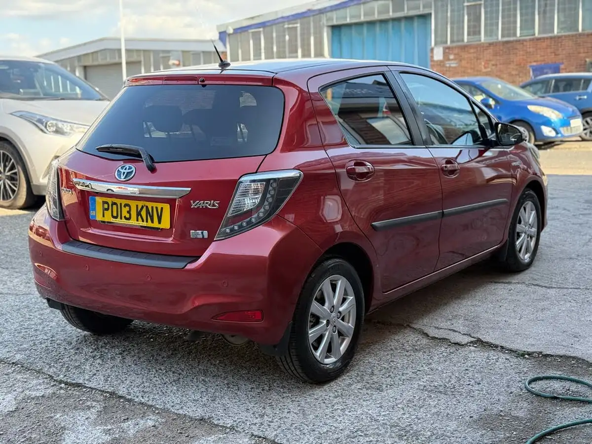 2013-toyota-yaris-15-vvt-i-t4-big-8