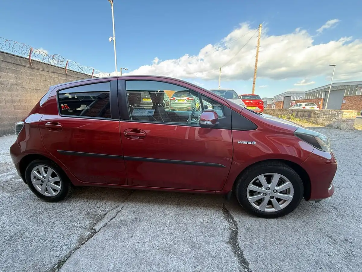 2013-toyota-yaris-15-vvt-i-t4-big-4