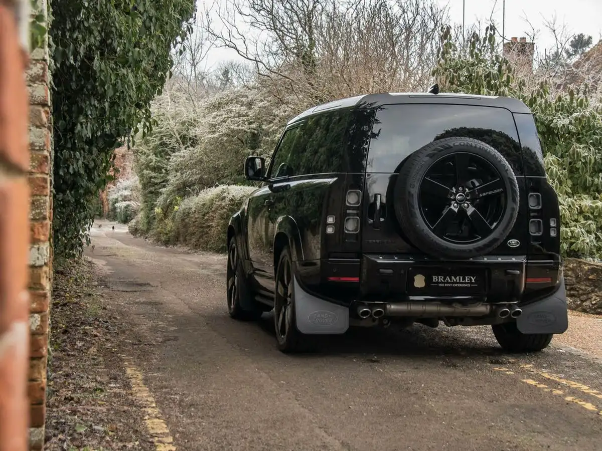 2022-land-rover-90-defender-50-p525-v8-big-10