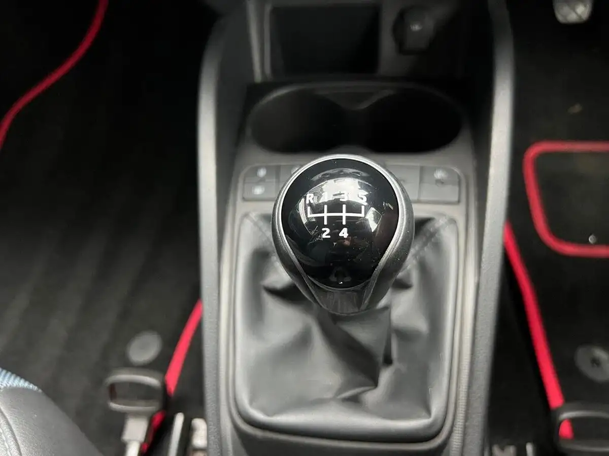 2015-seat-ibiza-12-i-tech-sportcoupe-3d-big-14