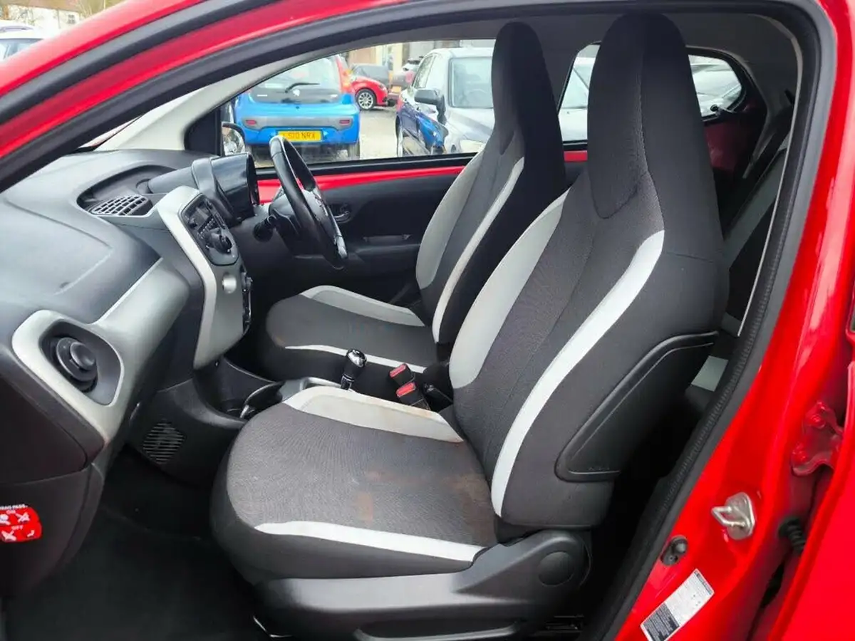 2016-toyota-aygo-10-vvt-i-x-play-68bhp-5d-x-shift-big-24