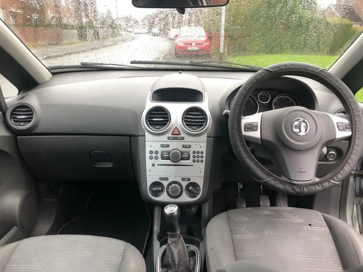 2014-vauxhall-corsa-12-design-16v-85ps-3d-big-11