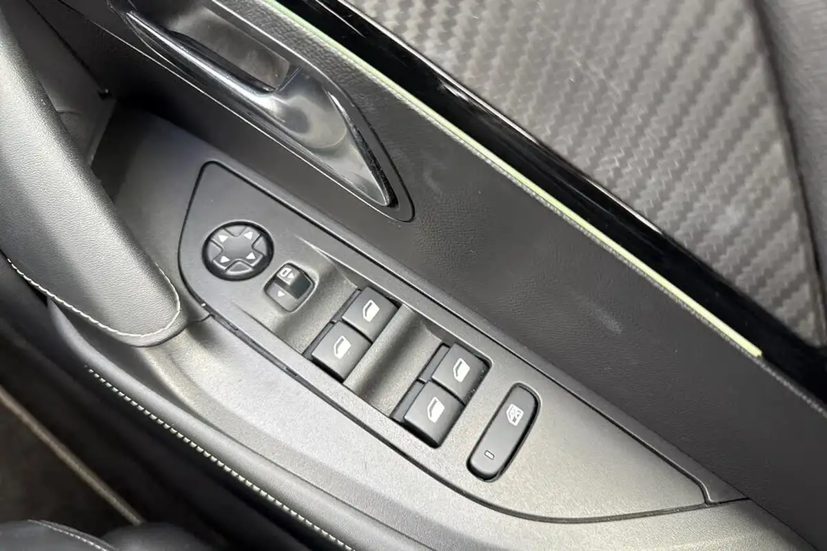 2020-peugeot-2008-suv-12-puretech-gt-line-big-41