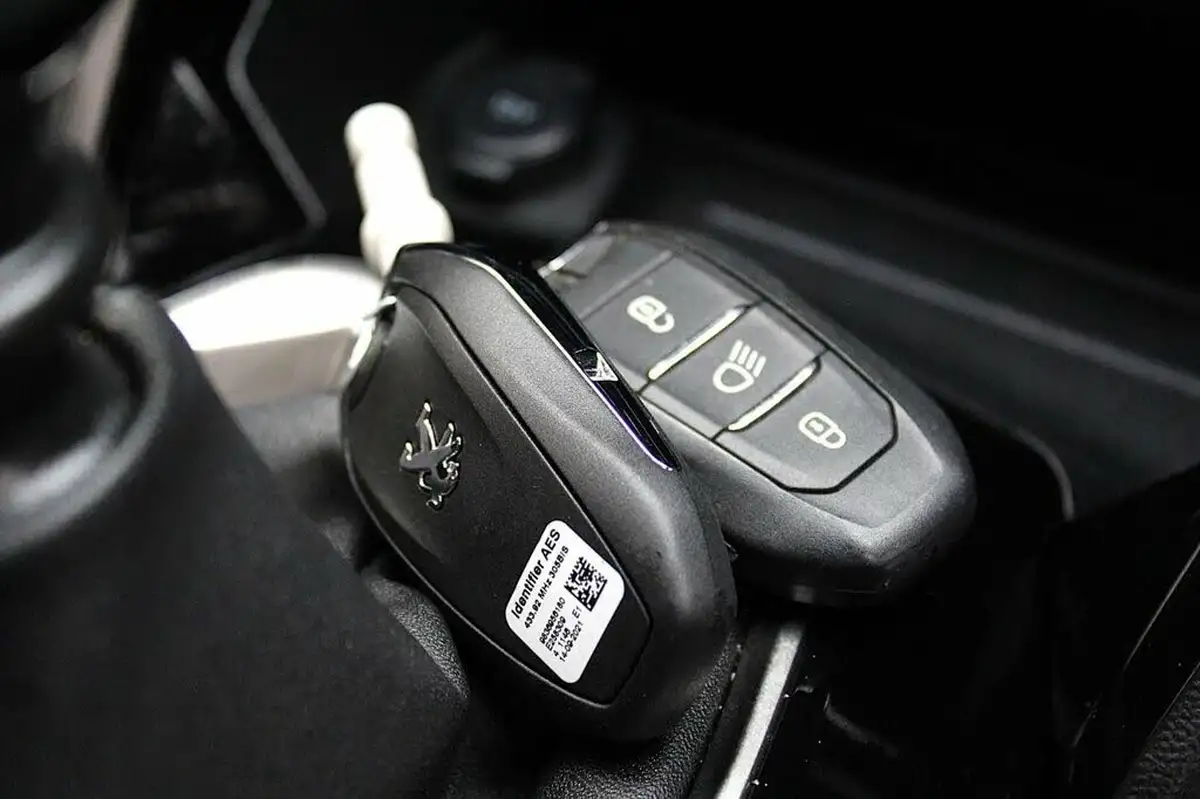 2021-peugeot-2008-suv-12-puretech-gt-big-49
