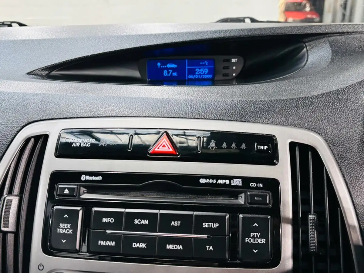 2014-hyundai-i20-14-active-100ps-auto-big-17