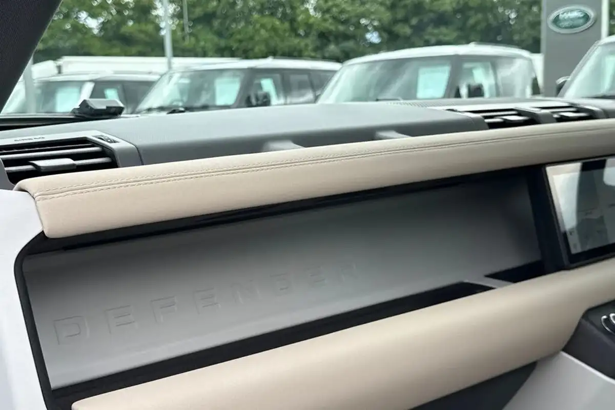 2022-land-rover-110-defender-30-d250-xs-edition-big-40