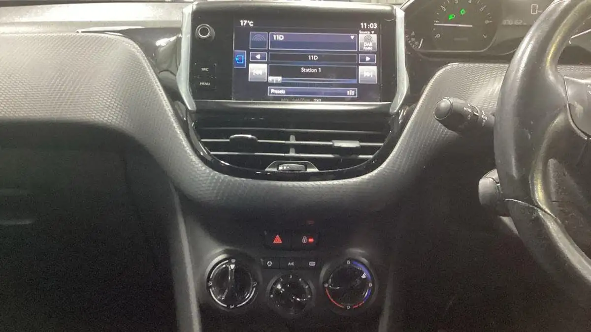 2016-peugeot-208-12-puretech-allure-82bhp-5d-big-4
