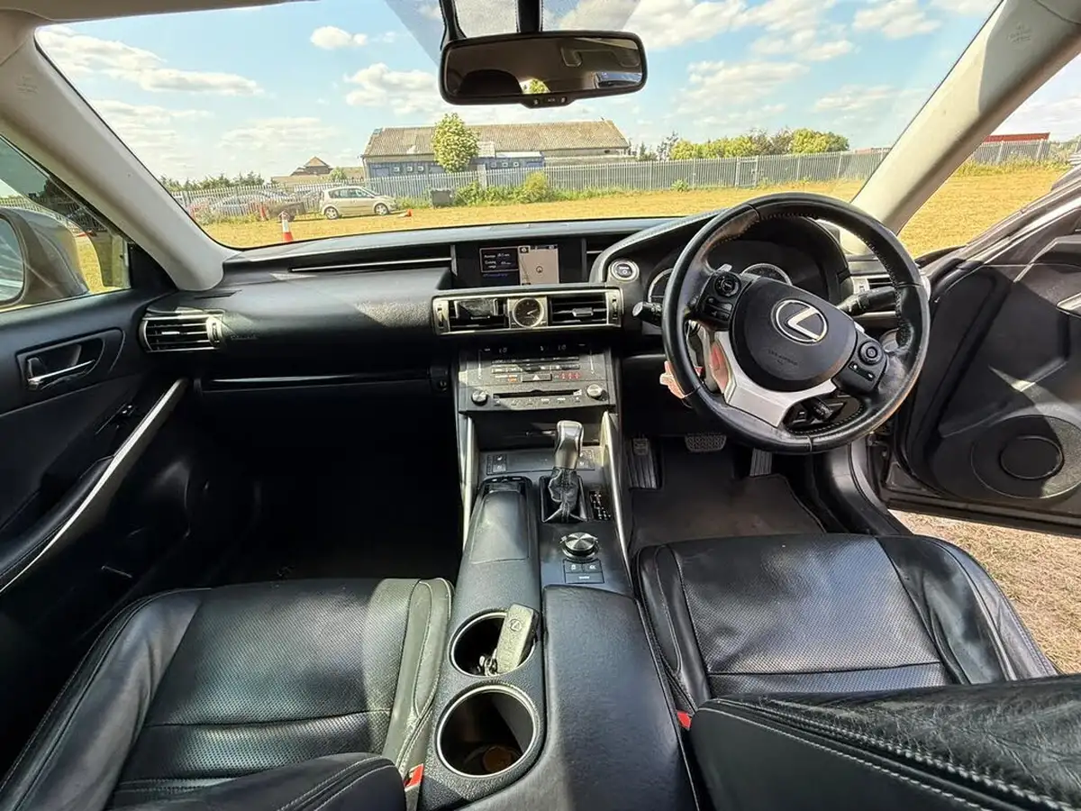 2015-lexus-is-300h-25-luxury-big-53