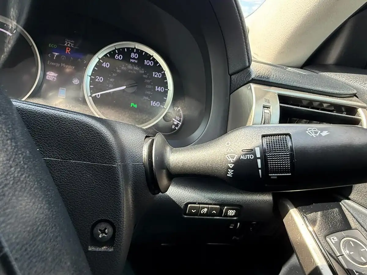 2015-lexus-is-300h-25-luxury-big-29