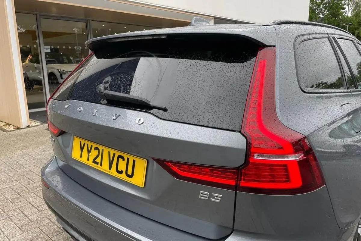 2021-volvo-v60-20-b3-r-design-160bhp-big-14