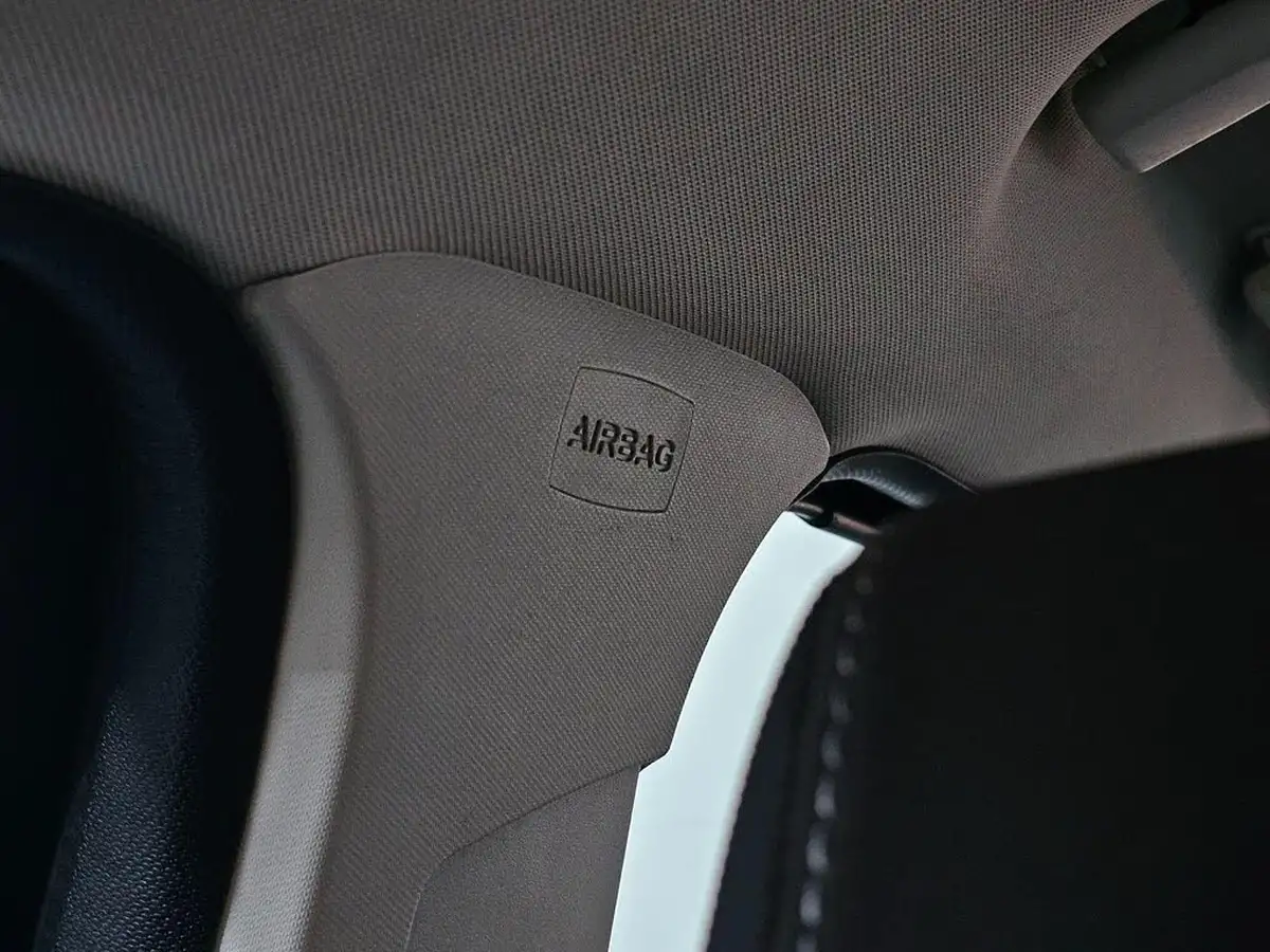 2012-ford-focus-10-zetec-100ps-hatchback-big-39