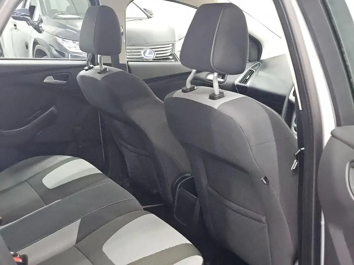 2012-ford-focus-10-zetec-100ps-hatchback-big-16