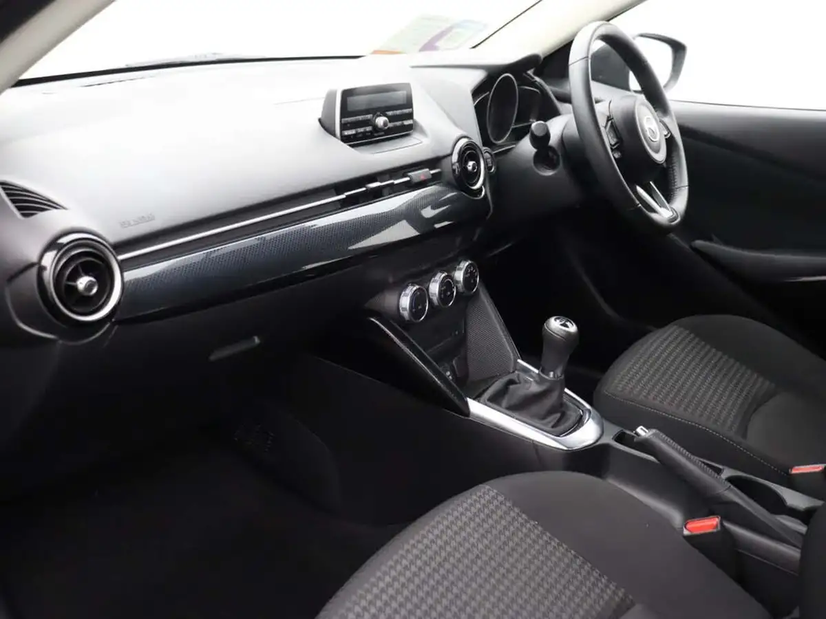 2018-mazda-mazda2-15-se-l-big-7