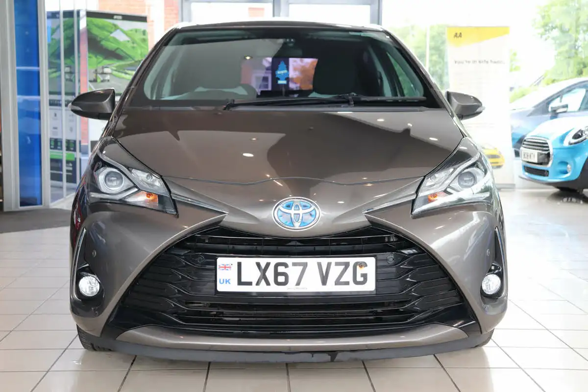 2017-toyota-yaris-15-vvt-i-icon-tech-98bhp-hybrid-1497cc-e-cvt-big-10
